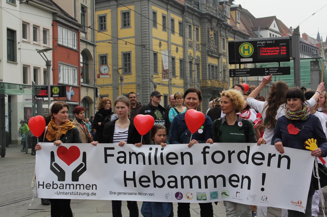 Anja Siegesmund demonstriert für Hebammen